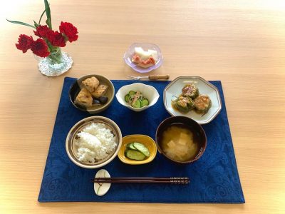 ピーマンの肉詰めがんもどきの煮物きゅうりの酢の物みそ汁きゅうりのぬか漬デザート梨、いちじく ぶどうの木 デイサービス from Instagram