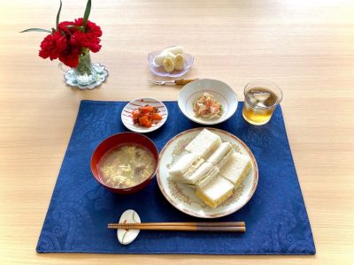 サンドイッチ( 玉子、ﾊﾑｷｭｳﾘ、ツナ)トマトと玉ねぎのサラダサーモンの塩昆布あえ冬瓜､しめじ､ベーコンの玉子スープデザート梨、バナナ🍐 ぶどうの木 デイサービス from Instagram