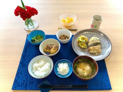 鰯の天ぷらゴーヤ、コーン、ちくわのかき揚げじゃがいものそぼろ煮水茄子ときゅうり、みょうがの酢の物きのこのサッと煮香の物みそ汁デザート　マンゴーゼリー🥭 ぶどうの木 デイサービス from Instagram