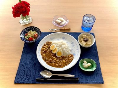カレーライス高野豆腐の煮物生ハムとトマトのサラダらっきょうデザート梨🍐 ぶどうの木 デイサービス from Instagram