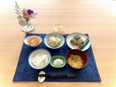 味噌つくね春雨サラダ大根と人参のなますみそ汁香の物デザート 白桃ゼリー ぶどうの木 デイサービス from Instagram