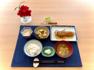 なすとチーズの肉巻き高野豆腐の玉子とじ長芋と茗荷の酢の物豆腐とワカメのみそ汁香の物デザート シャインマスカット ぶどうの木 デイサービス from Instagram