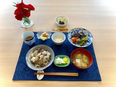 牛肉とごぼうのご飯野菜の揚げ浸し長芋と生姜の酢の物のし梅とキーウィの和え物香の物みそ汁デザート　バナナ、プルーン ぶどうの木 デイサービス from Instagram