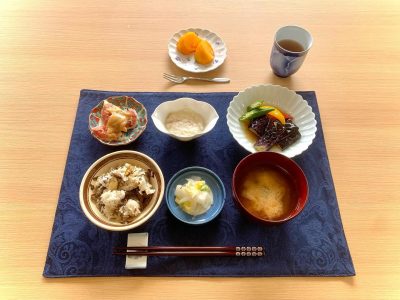牛肉とごぼうのご飯野菜の揚げ浸しいちじくのゴマソース　　長芋と茗荷の酢の物香の物みそ汁デザート柿 ぶどうの木 デイサービス from Instagram