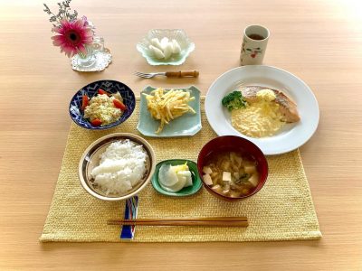 サーモンのムニエルさつま芋のかき揚げコールスローサラダ舞茸のみそ汁香の物デザート梨🍐バナナ ぶどうの木 デイサービス from Instagram