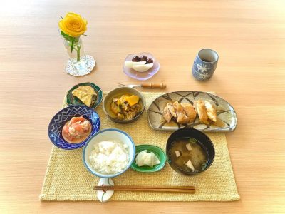 照り焼きチキンカボチャの煮物さつま芋の天ぷらトマトサラダきのこのみそ汁香の物デザート梨🍐ぶどう ぶどうの木 デイサービス from Instagram