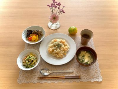 エビピラフ野菜の揚げ浸し(なす、舞茸、パプリカ、さつま芋)柿、スモークチキン、キュウリのサラダ玉子スープデザートみかん ぶどうの木 デイサービス from Instagram