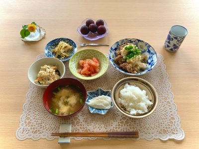 揚げ豚肉の大根おろしのせ卯の花筍のきんぴらトマトサラダ香の物みそ汁デザートぶどう ぶどうの木 デイサービス from Instagram