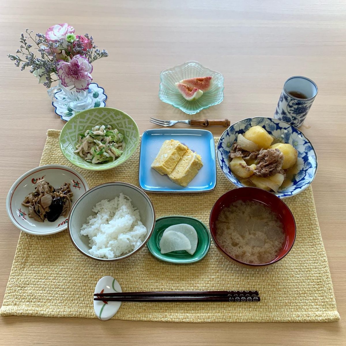 肉じゃがささ身ときゅうりの和え物だし巻き玉子きのこのサッと煮冬瓜と茄子のみそ汁香の物デザートいちじく ぶどうの木 デイサービス from Instagram