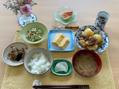 肉じゃがささ身ときゅうりの和え物だし巻き玉子きのこのサッと煮冬瓜と茄子のみそ汁香の物デザートいちじく ぶどうの木 デイサービス from Instagram