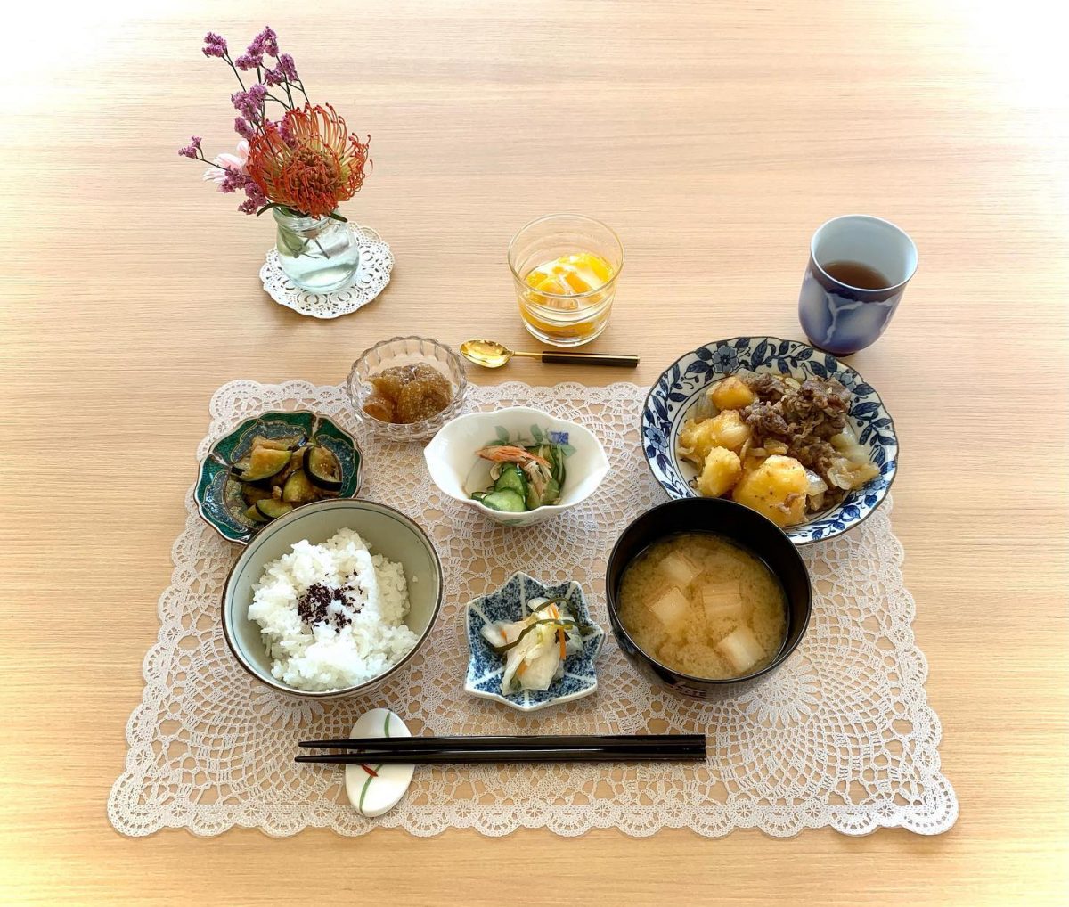 肉じゃが鯛のゴマ刺身水茄子の浅漬酢の物香の物みそ汁デザートマンゴーゼリー🥭 ぶどうの木 デイサービス from Instagram