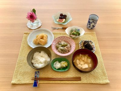 えびのマヨネーズソース豚肉、三度豆、春雨の炒め煮なすの揚げ浸しきゅうりの酢の物みそ汁香の物デザートいちじくぶどう ぶどうの木 デイサービス from Instagram