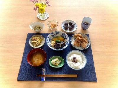 鶏のから揚げ野菜の揚げびたし四方竹のきんぴら柿のごま和ええのきと三つ葉の酢の物香の物みそ汁デザートぶどう ぶどうの木 デイサービス from Instagram