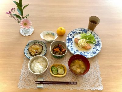 サーモンのムニエル筑前煮賀茂茄子の白味噌田楽長芋の生姜酢の物香の物みそ汁デザートみかん ぶどうの木 デイサービス from Instagram
