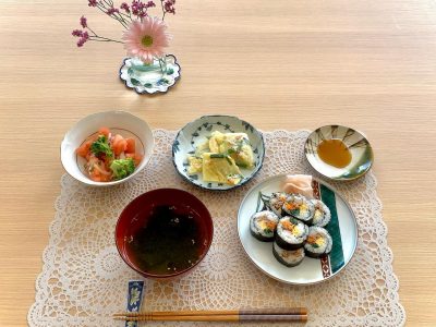 キムパチヂミトマトのサラダわかめスープデザート ミックスジュース ぶどうの木 デイサービス from Instagram