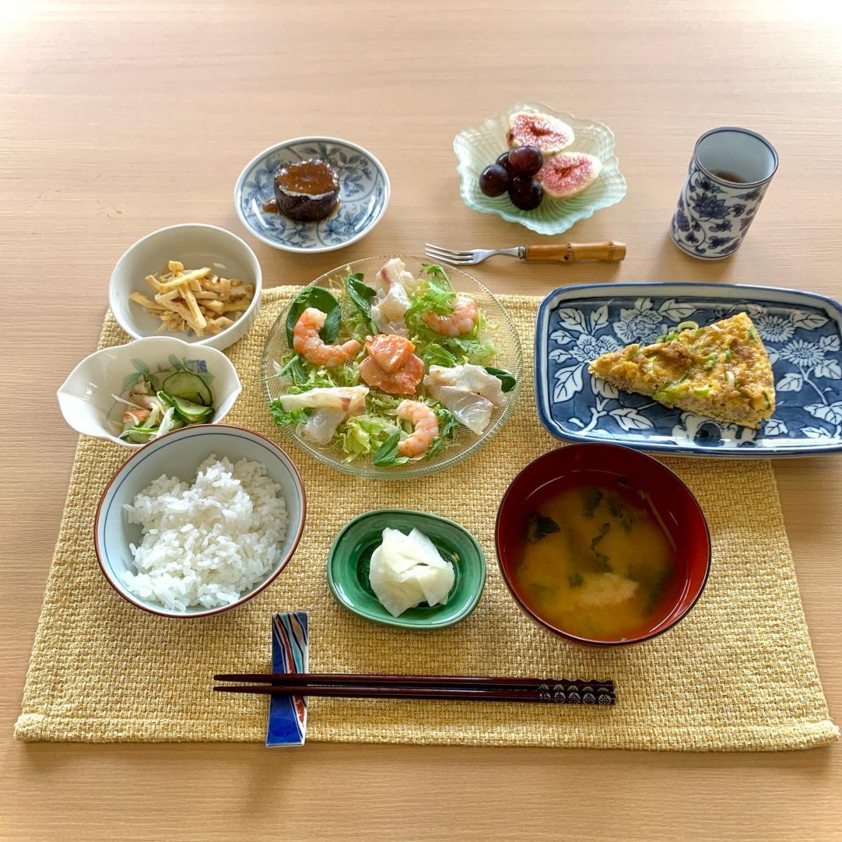 とり卵カルパッチョサラダ穂先筍とあげのきんぴらナスの田楽酢の物香の物みそ汁デザートいちじくぶどう ぶどうの木 デイサービス from Instagram