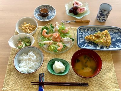 とり卵カルパッチョサラダ穂先筍とあげのきんぴらナスの田楽酢の物香の物みそ汁デザートいちじくぶどう ぶどうの木 デイサービス from Instagram