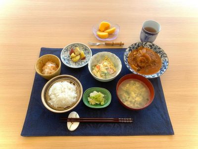 煮込みハンバーグマカロニサラダ紅白なますさつま芋のバター焼き玉子スープ香の物デザート柿 ぶどうの木 デイサービス from Instagram