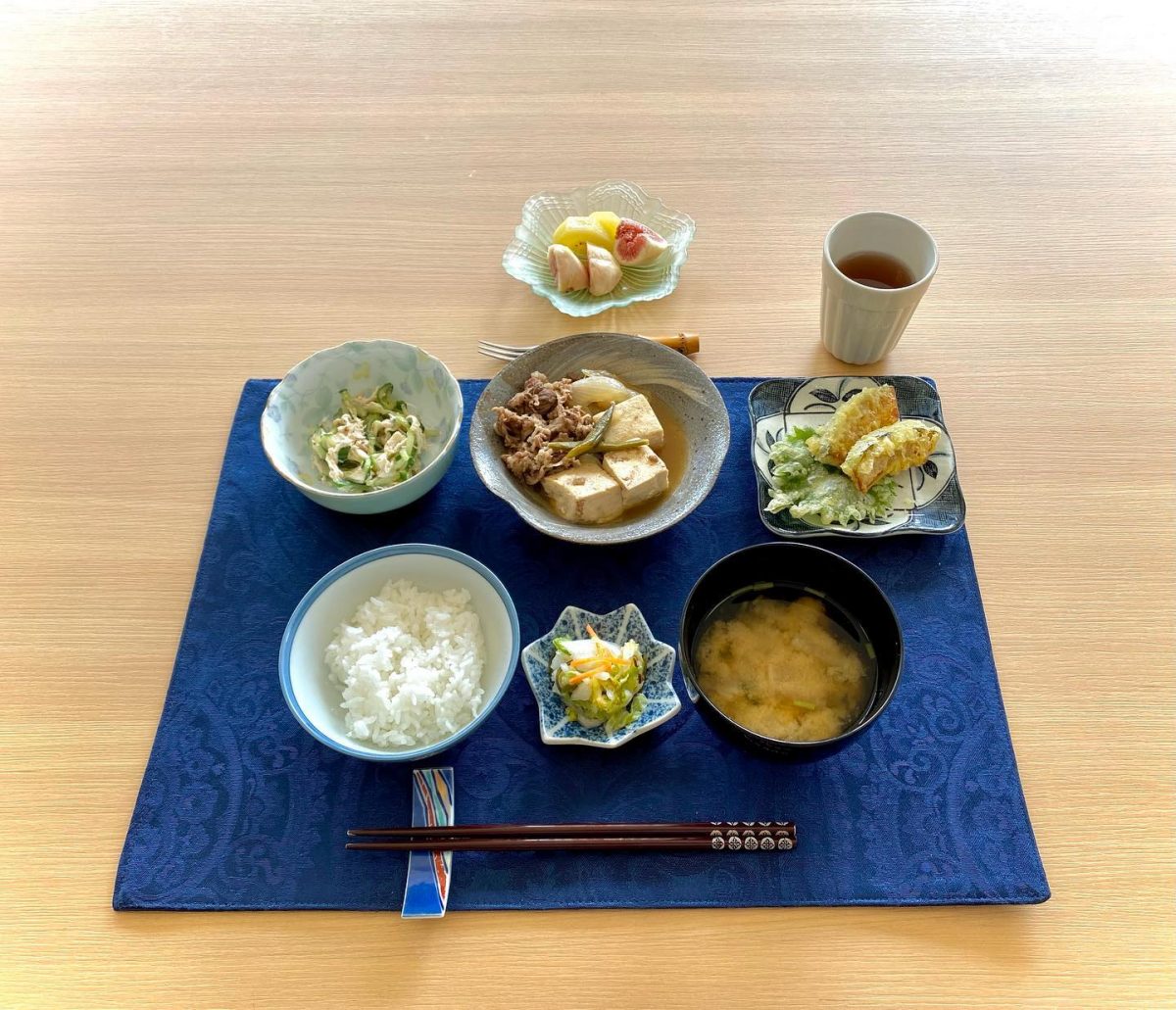 肉豆腐ささみとキュウリのごま和えカボチャ、大葉の天ぷらみそ汁香の物デザートいちじくキウイ ぶどうの木 デイサービス from Instagram