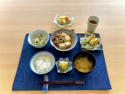 肉豆腐ささみとキュウリのごま和えカボチャ、大葉の天ぷらみそ汁香の物デザートいちじくキウイ ぶどうの木 デイサービス from Instagram