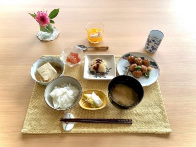 甘酢団子あんかけ豆腐長芋田楽漬けマグロみそ汁香の物デザート マンゴーゼリーといちじく ぶどうの木 デイサービス from Instagram