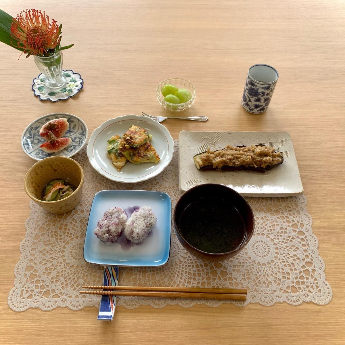 イカとニラのチヂミ韓国風焼きなす小さなおにぎり酢の物いちじくのゴマソースわかめスープデザートマスカット ぶどうの木 デイサービス from Instagram