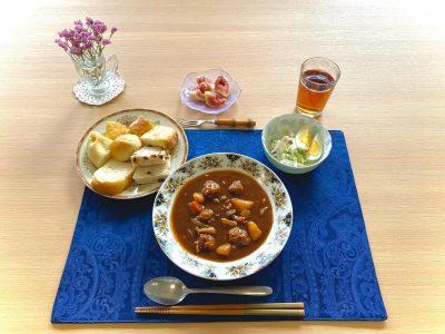 ロール豚のシチューコールスローサラダ焼きたてパンデザートいちじく ぶどうの木 デイサービス from Instagram