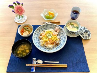 ばら寿司茶碗蒸し厚揚げと野菜の煮物お吸い物デザートマスカット、柿、バナナ ぶどうの木 デイサービス from Instagram