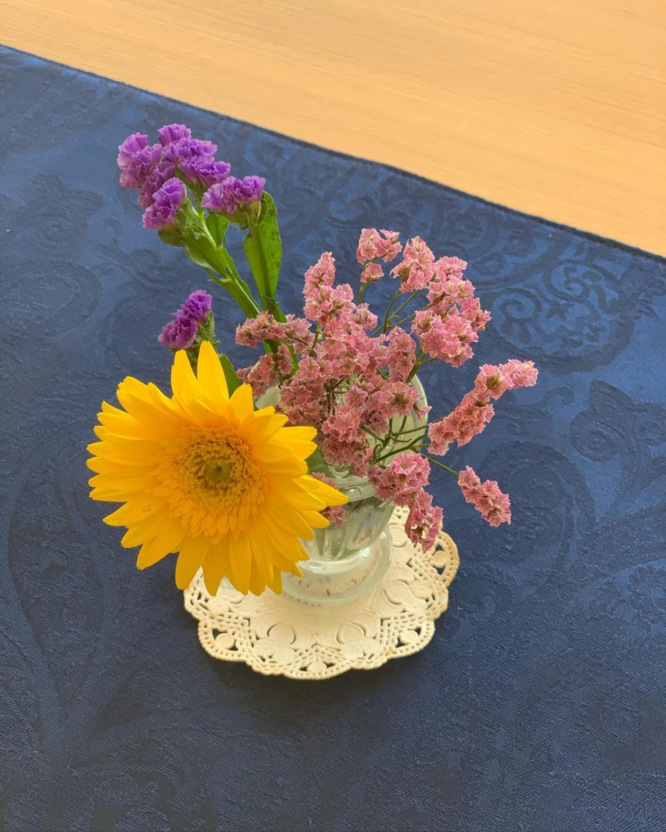 可愛いお花を机に置いています ぶどうの木 デイサービス from Instagram