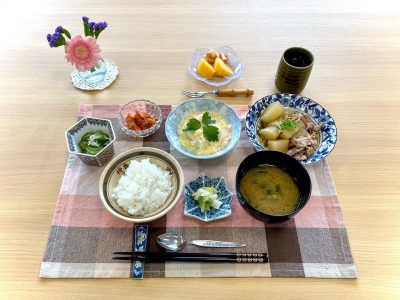 豚バラ大根カニかま卵あんかけ豆腐きゅうりの酢の物スモークサーモンの大葉合えみそ汁香の物デザート柿レインボーレッド(赤いキウイ) ぶどうの木 デイサービス from Instagram
