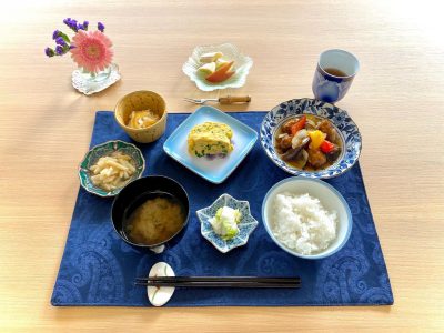 黒酢肉団子ネギ入りだし巻き玉子長芋のきんぴら大根と柿のなます舞茸のみそ汁デザートりんごとバナナ ぶどうの木 デイサービス from Instagram