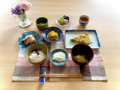 とり卵サーモンのエスカベッシュかぼちゃのサラダ長芋とみょうがの酢の物香の物みそ汁デザートマスカットバナナプルーン ぶどうの木 デイサービス from Instagram