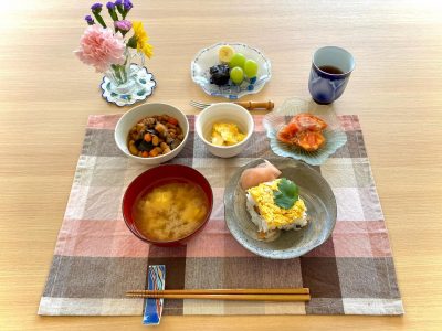 ツナの押し寿司イカ入り五目煮豆百合根の卵とじトマトサラダなめこ汁デザートプルーンマスカットバナナ ぶどうの木 デイサービス from Instagram