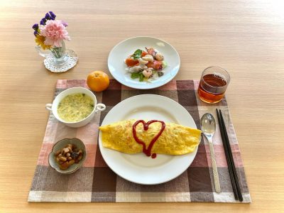 オムライスカルパッチョサラダ五目煮豆オニオン玉子スープデザートみかん ぶどうの木 デイサービス from Instagram