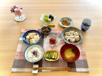 焼売白菜のクリーム煮まぐろの漬け刺身五目煮豆香の物みそ汁デザートマスカットバナナプルーン ぶどうの木 デイサービス from Instagram