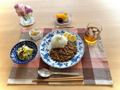 薬膳カレーらっきょうさつまいものサラダデザートバナナ、桜桃プルーン ぶどうの木 デイサービス from Instagram