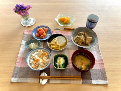 鮭ごはんなすの肉巻き大根と油揚げの煮物トマトサラダかぶらの甘酢漬みそ汁香の物デザート柿 ぶどうの木 デイサービス from Instagram