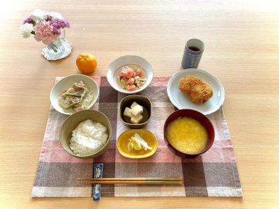 コロッケ春雨と豚肉の炒め煮高野豆腐トマトサラダコーンスープ香の物デザートみかん ぶどうの木 デイサービス from Instagram