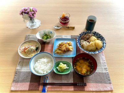 肉じゃが海老のかき揚げブロッコリーのあんかけきゅうりの酢の物みそ汁香の物デザートぶどうゼリーと柿 ぶどうの木 デイサービス from Instagram