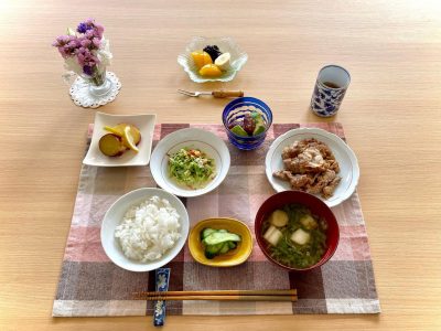 豚肉の生姜焼きマグロとアボカドの和え物さつまいものレモン煮コールスローサラダ香の物みそ汁デザートバナナ黄桃プルーン ぶどうの木 デイサービス from Instagram