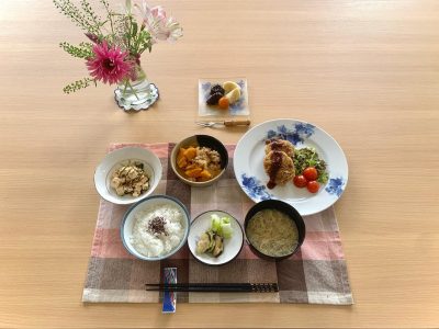 メンチカツかぼちゃと豚肉の煮物豆腐サラダきのこのスープ香の物デザートプルーンバナナ金柑 ぶどうの木 デイサービス from Instagram