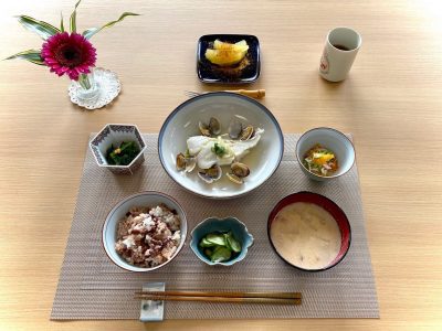 赤飯鱈の中華蒸しほうれん草のピーナツバター和えカニ棒と三つ葉、干し柿の柚子和え粕汁香の物デザートりんごのコンポート ぶどうの木 デイサービス from Instagram