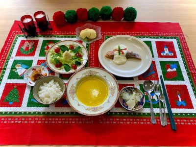 サーモンのホワイトソースかけクリスマスサラダ生ハムと柿のサラダかぼちゃのスープデザートりんご ぶどうの木 デイサービス from Instagram