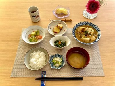 カレー肉豆腐さつま芋の甘煮鶏,アボカド,トマトのサラダ酢の物 (胡瓜、わかめ、しらす)大根のみそ汁香の物デザートリンゴ ぶどうの木 デイサービス from Instagram