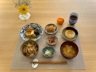炊き込みご飯厚揚げと小松菜の炒め煮ふろふき大根サーモンの塩昆布合え大根の金平みそ汁デザートみかん ぶどうの木 デイサービス from Instagram
