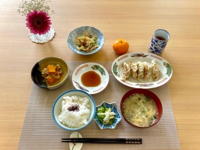 焼き餃子カボチャの煮物蒸し鶏、柿、胡瓜のサラダ玉子スープ香の物デザートみかん ぶどうの木 デイサービス from Instagram