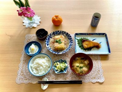 ぶりの照り焼き揚げ出し豆腐のカニかまあんかけかぶらの酢の物黒豆みそ汁香の物デザートみかん ぶどうの木 デイサービス from Instagram