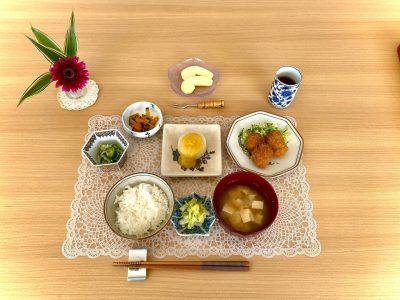 ひとくち味噌カツふろふき大根(ゆず味噌)かぼちゃのきんぴらきゅうりとしらすの酢の物みそ汁香の物デザートりんご ぶどうの木 デイサービス from Instagram