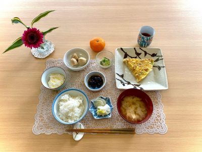 とり卵黒豆数の子と三つ葉の和え物長芋の柚子酢の物里芋の煮物香の物みそ汁デザートみかん ぶどうの木 デイサービス from Instagram