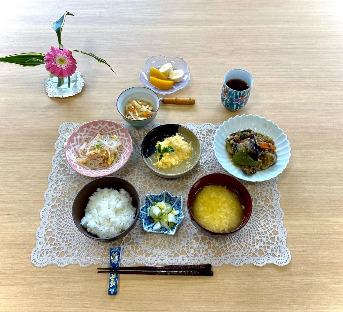 麻婆茄子百合根の玉子とじ春雨サラダ切干大根の煮物中華風コーンスープ香の物デザートバナナ、黄桃 ぶどうの木 デイサービス from Instagram